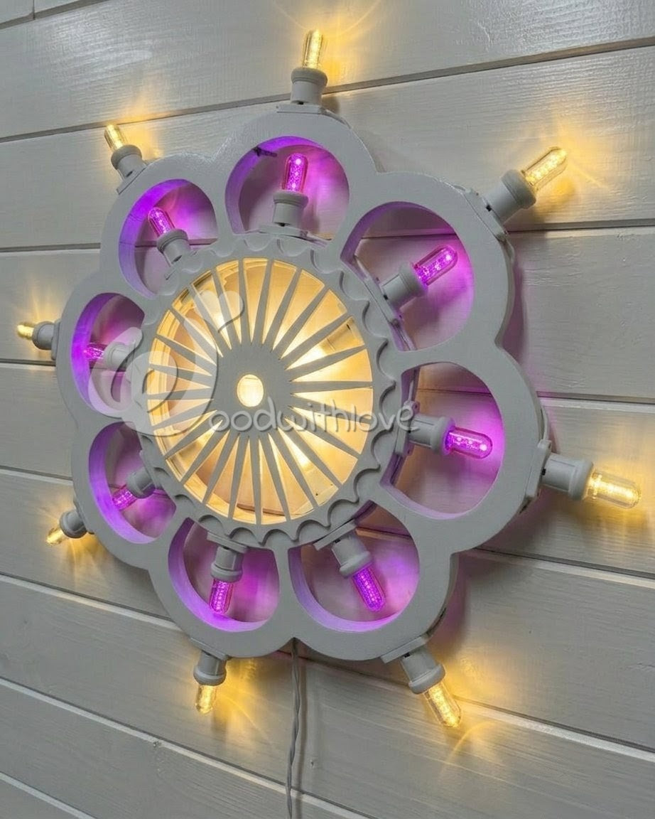 Lampada decorativa a parete a rosone ispirata alle luminarie pugliesi. Luce led calda e viola. Perfetta per casa, negozi ed eventi.