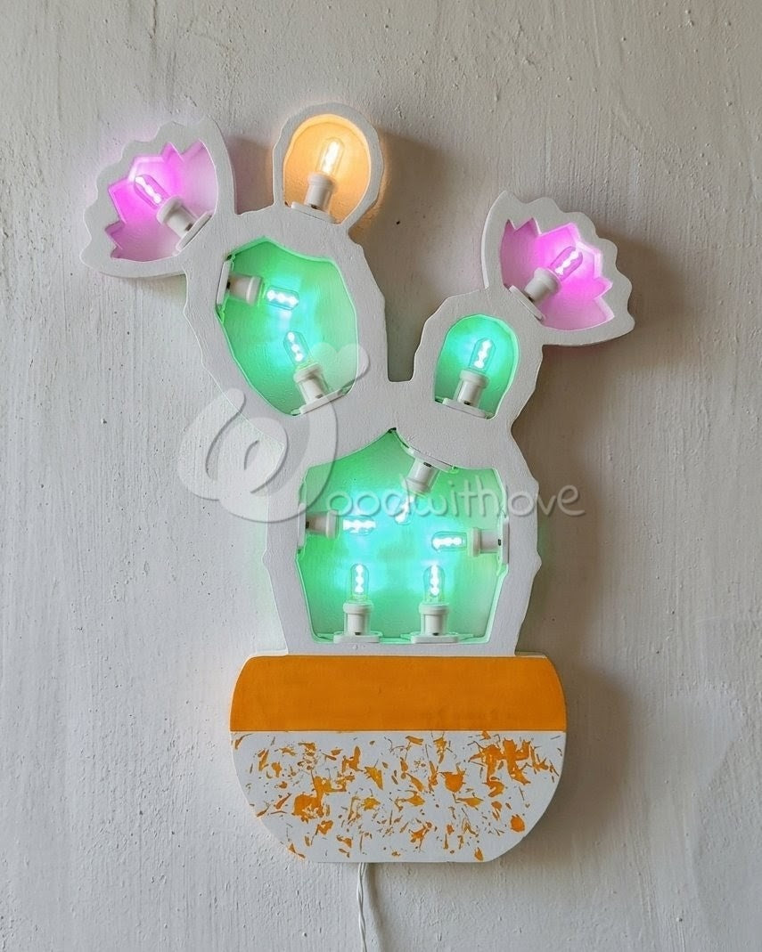 Luminaria a forma di cactus con capasa dipinta a mano e realizzata a Taranto 