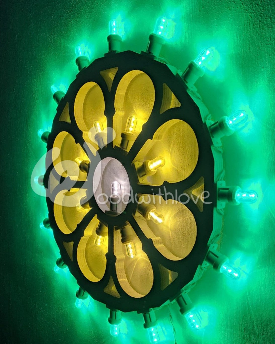 Lampada decorativa a parete a rosone ispirata alle luminarie pugliesi. Luce led gialla e verde. Perfetta per casa, negozi ed eventi.