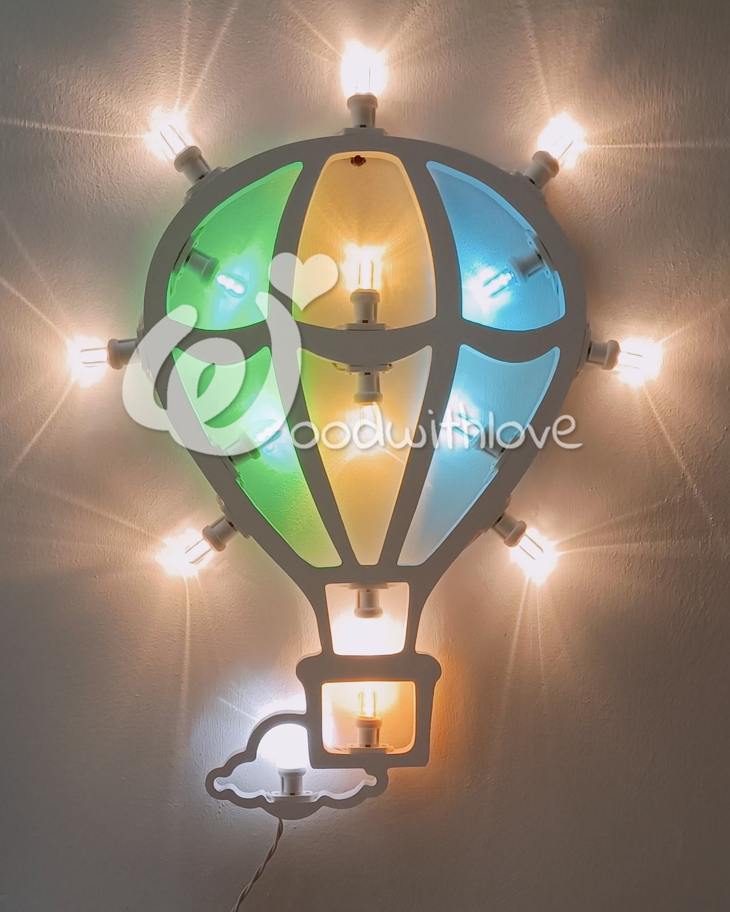 Luminaria da parete a forma di mongolfiera. Realizzata a mano a Taranto e disponibile in diverse misure.