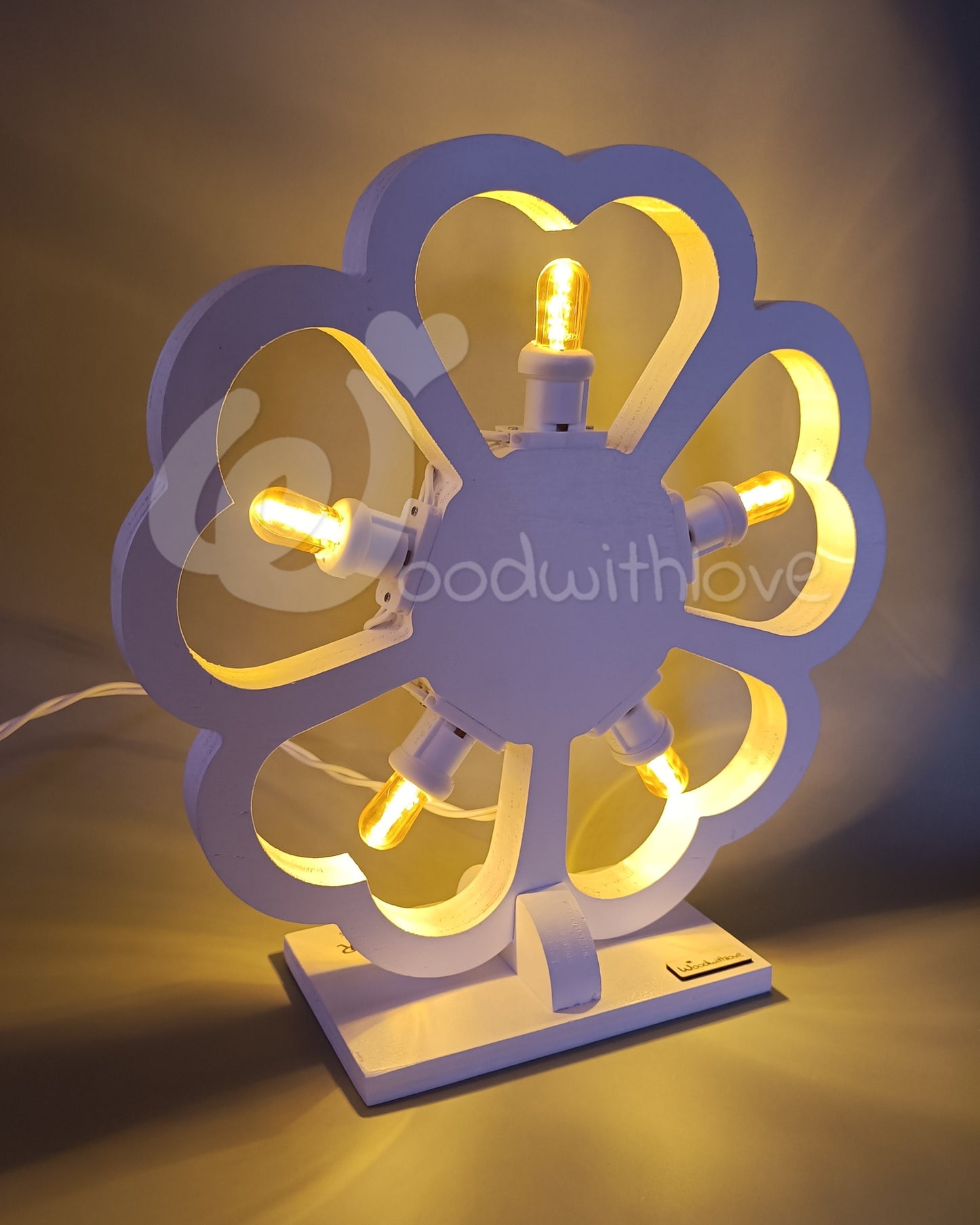 Luminaria pugliese realizzata a mano a Taranto a forma di rosone a cuori personalizzabile con luci a scelta e base rimovibile.