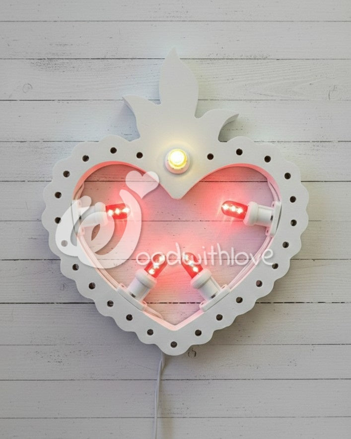 Luminaria da parete a forma di cuore sacro. Realizzata a mano a Taranto e disponibile in diverse misure.
