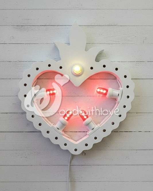 Luminaria da parete a forma di cuore sacro. Realizzata a mano a Taranto e disponibile in diverse misure.
