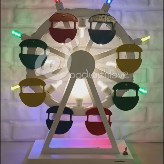 Luminaria pugliese realizzata a mano a Taranto a forma di ruota panoramica con movimento reale e accensione di luci con tasto tocuh.