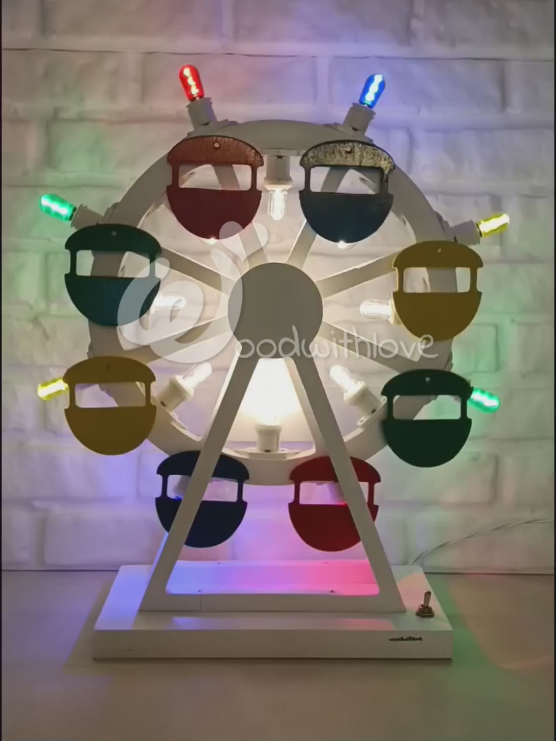 Luminaria pugliese realizzata a mano a Taranto a forma di ruota panoramica con movimento reale e accensione di luci con tasto tocuh.